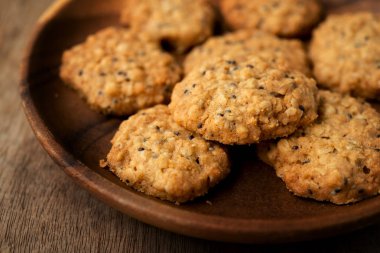 Vegan yulaf ezmeli chiaseeds kurabiye plaka doğal ışık ile.