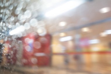 Alışveriş Merkezi Metro Bodrum Giriş görünümünde yağmur gün yağmur damlaları bokeh ile bulanık.