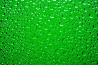 Yeşil su damla arka plan yakın çekim.