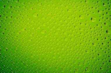 Yeşil su damla arka plan yakın çekim.