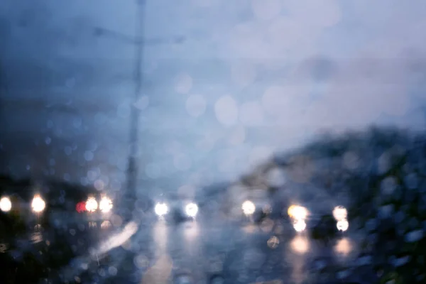 在大雨天交通与车窗内的道路景观与雨滴波克 — 图库照片