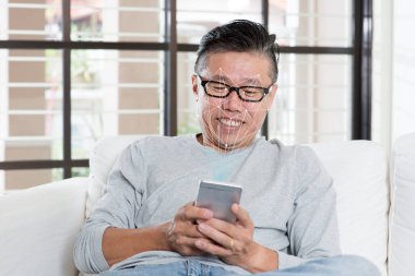 Biyometrik doğrulama. Smartphone, yüksek teknoloji ile insan yüz algılama. Asya adam yüz kimliği tarama.