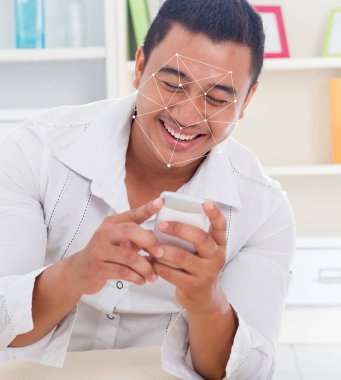 Yüz tanıma sistemi kavramı. Smartphone ile Asya adam yüz kimliği tarama.