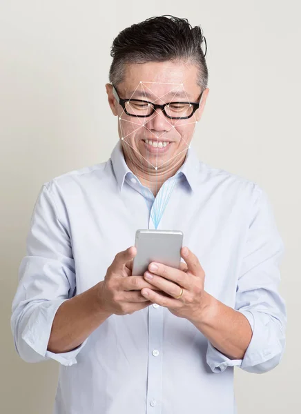 Φουτουριστικό Και Τεχνολογικό Έννοια Της Σάρωσης Ασιατικό Πρόσωπο Άνθρωπος Smartphone — Φωτογραφία Αρχείου