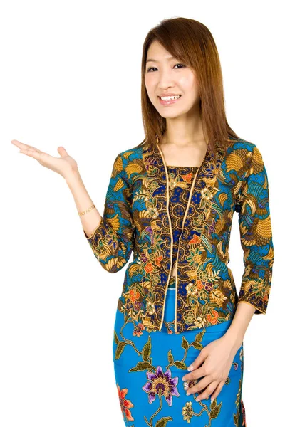 Sudeste Asiático Menina Vestindo Batik Kebaya Segurando Mão Mostrando Algo — Fotografia de Stock