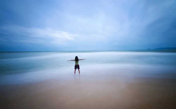 Rückansicht Einer Frau Mit Offenen Armen Ufer Des Meeres — Stockfoto