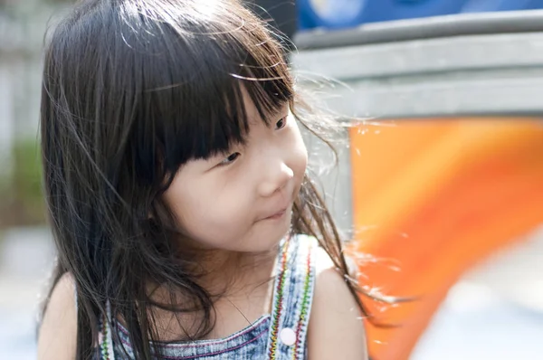 Eerlijk Moment Van Schattig Klein Aziatisch Meisje Hebben Plezier Speeltuin — Stockfoto