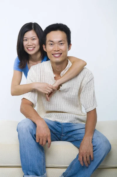 Jovem Casal Asiático Sentado Sofá Com Rosto Sorridente Fundo Branco — Fotografia de Stock