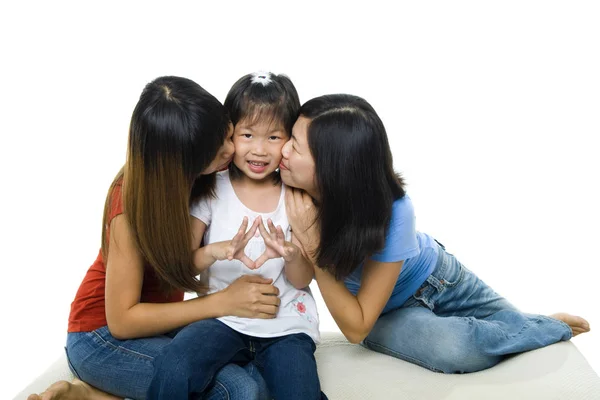 Asiatische Familie Küsst Kleines Mädchengesicht Auf Weißem Hintergrund Schwesterliche Liebe — Stockfoto