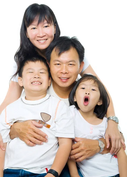 アジアの家族の肖像画 幸せな両親と子供たちは 白い背景に隔離された — ストック写真