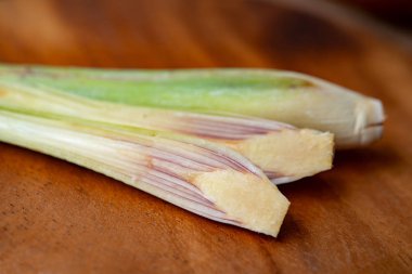 Ahşap arka planda taze yeşil limon otu.