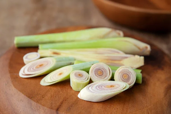 Färska Gröna Citrongräs Skivor Trä Bakgrund — Stockfoto