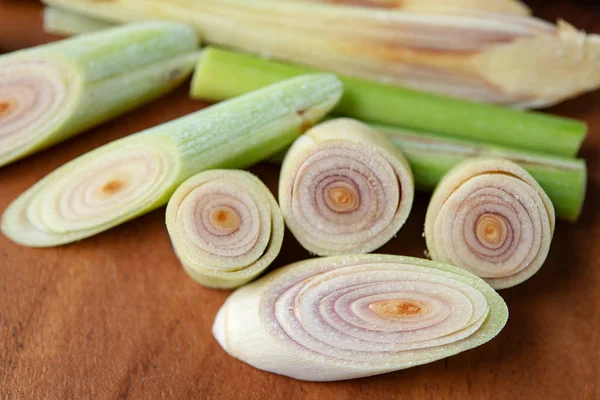 Tranches Citronnelle Verte Fraîche Sur Fond Bois — Photo