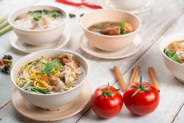 Çeşitli Güneydoğu Asya yemekleri, erişte ve çorba.