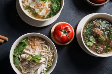 Çeşitli Güneydoğu Asya yemekleri, erişte ve çorba.