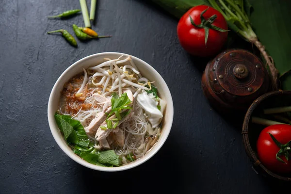 Asiatiskt Ris Nudlar Soppa Och Kyckling Skål Mörk Bakgrund Ovanifrån — Stockfoto