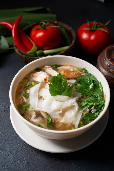 Asiática Kway Teow Sopa Fideos Pollo Tazón Sobre Fondo Oscuro — Foto de Stock