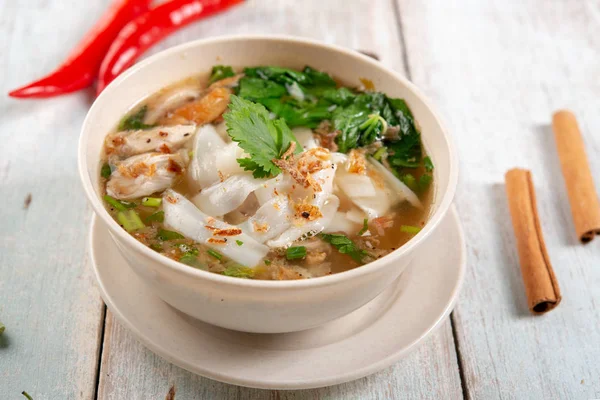 Asiática Kway Teow Sopa Fideos Pollo Tazón Sobre Fondo Madera — Foto de Stock