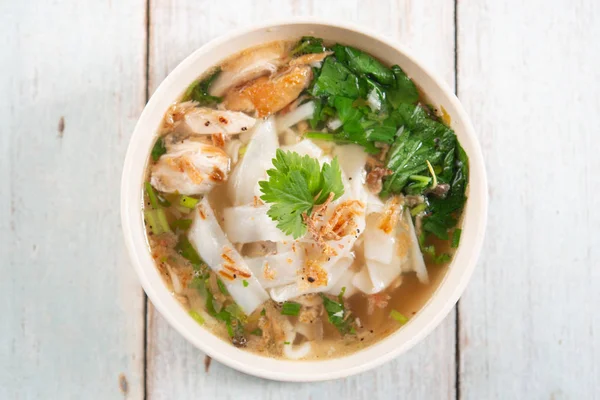 Asiático Kway Teow Sopa Fideos Pollo Tazón Sobre Fondo Madera — Foto de Stock