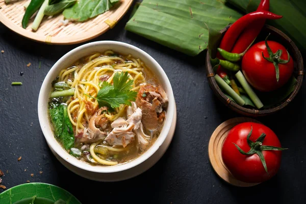 Tagliatelle Zuppa Asiatica Pollo Ciotola Sfondo Scuro Vista Dall Alto — Foto Stock