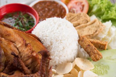 Nasi lemak kukus ve kızarmış tavuk.