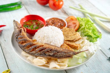 Kızarmış yayın balığı pilav ile sambal