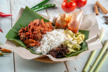 Nasi kukus ayam berempah