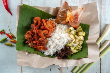 Nasi kukus ayam berempah