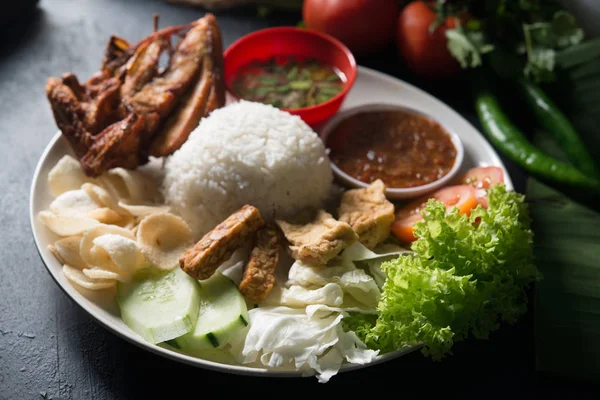 Nasi lemak kukus with fried chicken — Stock Photo, Image