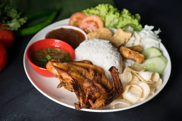 Nasi lemak kukus with fried chicken — Stockfoto