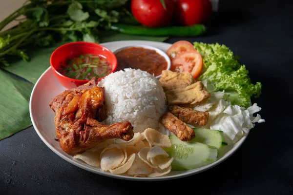 Nasi lemak kukus with fried drumstick — Stock Photo, Image