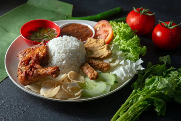 Nasi lemak kukus with fried drumstick — Stock Photo, Image