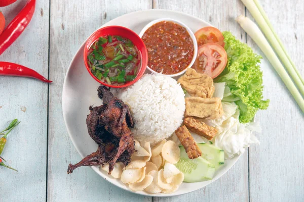 Nasi lemak kukus dengan daging puyuh — Stok Foto