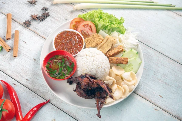 Nasi lemak kukus dengan daging puyuh — Stok Foto