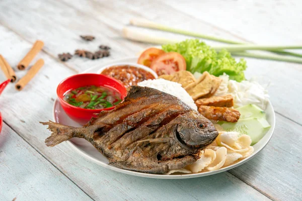 Fried pomfret fish and rice — Stock Photo, Image