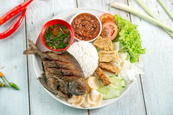 Fried pomfret fish and rice — Stock Photo, Image