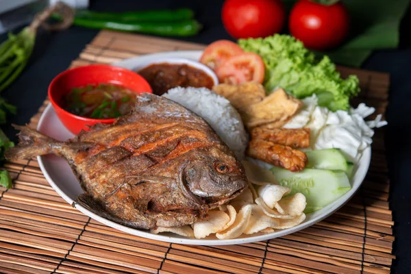 Fried pomfret fish and rice — Stock Photo, Image