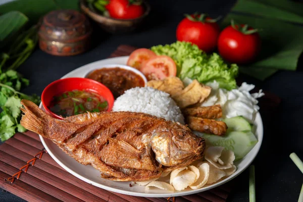 Peixes de tilápia fritos e arroz — Fotografia de Stock