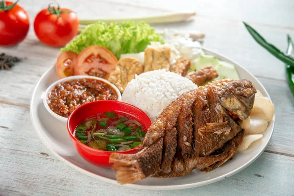 Fried tilapia fish and rice — Stock Photo, Image