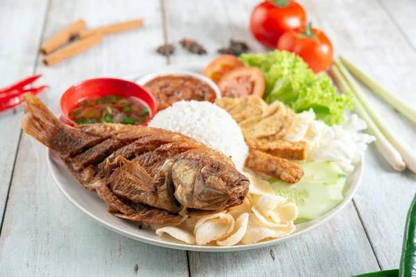 Tilapia fritta pesce e riso — Foto Stock