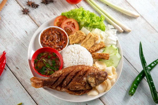 Pescado de tilapia frito y arroz — Foto de Stock