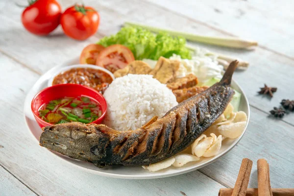 Fried catfish rice with sambal — Stock Photo, Image