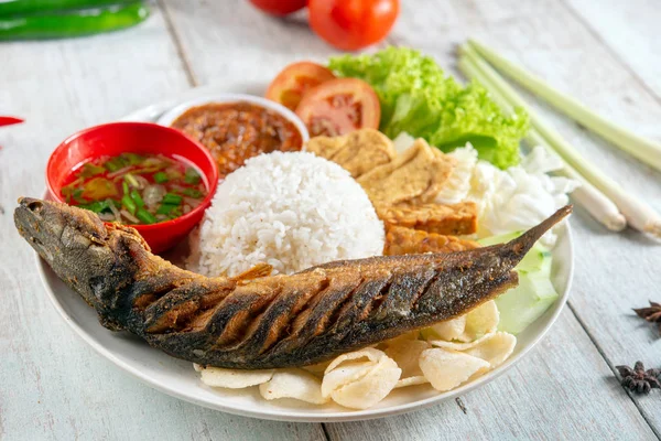 Riso di pesce gatto fritto con sambal — Foto Stock