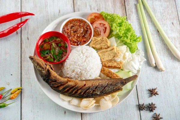 Fried catfish rice with sambal — Stock Photo, Image