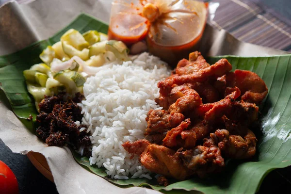 Nasi kukus ayam berempah — Stok Foto