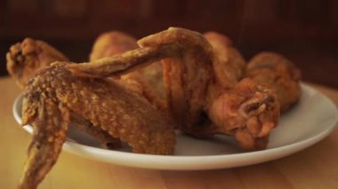 Döndürme plaka orijinal tarifi tam kızarmış tavuk kahverengi zemin üzerine.