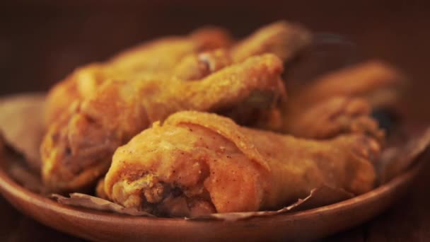 茶色の背景にオリジナルのレシピ揚げ鶏の完全版 — ストック動画