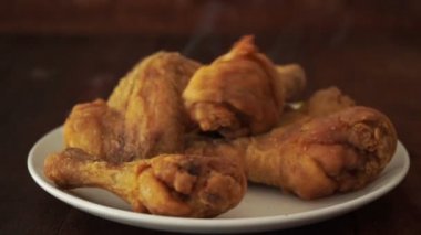 Orijinal tarifi kızarmış tavuk plaka üzerinde kahverengi zemin içine düştü.