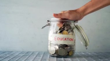 El eğitim etiket, mali kavramı ile cam kavanoz bozuk para para kazma.