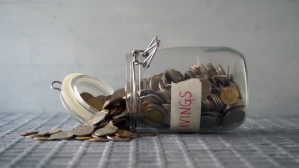 Медленное Движение Монеты Деньги Выпали Стеклянной Банки Этикеткой Сбережений Финансовая — стоковое видео